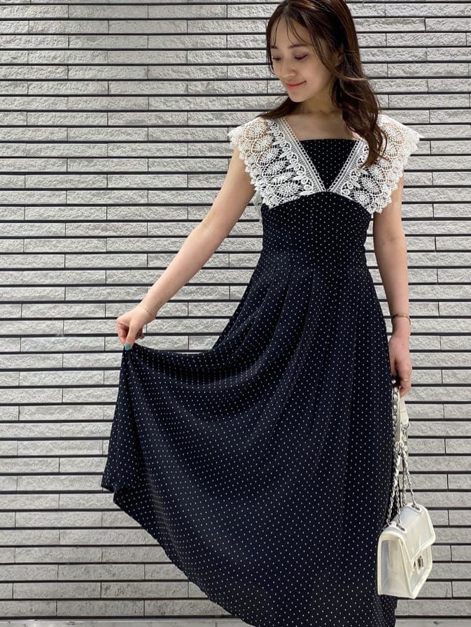 ブラック系のキャミソール、その他のサンダル、ホワイト系のショルダーバッグを着用したレディースの春コーディネートの8枚目の写真