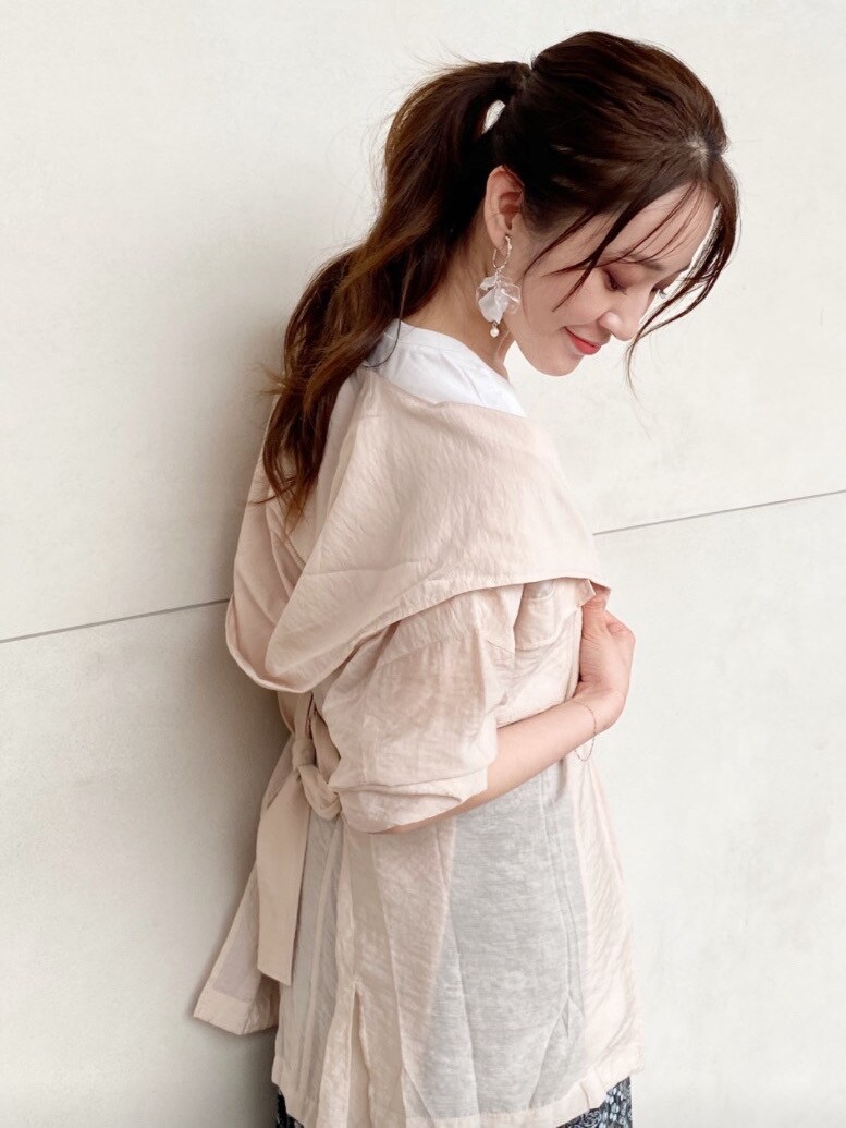 ブラック系のショルダーバッグ、ベージュ系のテーラードジャケット、ブラック系のスカートを着用したレディースの夏コーディネートの4枚目の写真