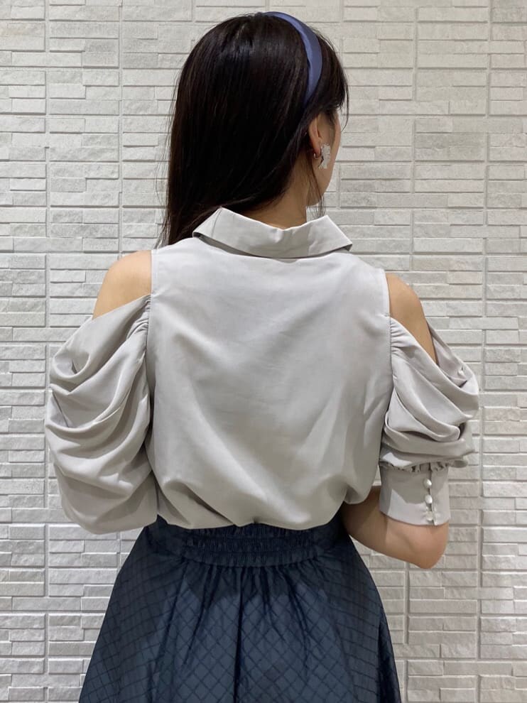 グレー系のスカート、グリーン系のシャツ/ブラウス、ブラウン系のローファーを着用したレディースの夏コーディネートの7枚目の写真