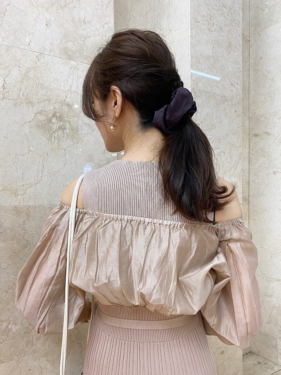 ピンク系のワンピース、ブラウン系のその他シューズ、ホワイト系のハンドバッグを着用したレディースの夏コーディネートの7枚目の写真