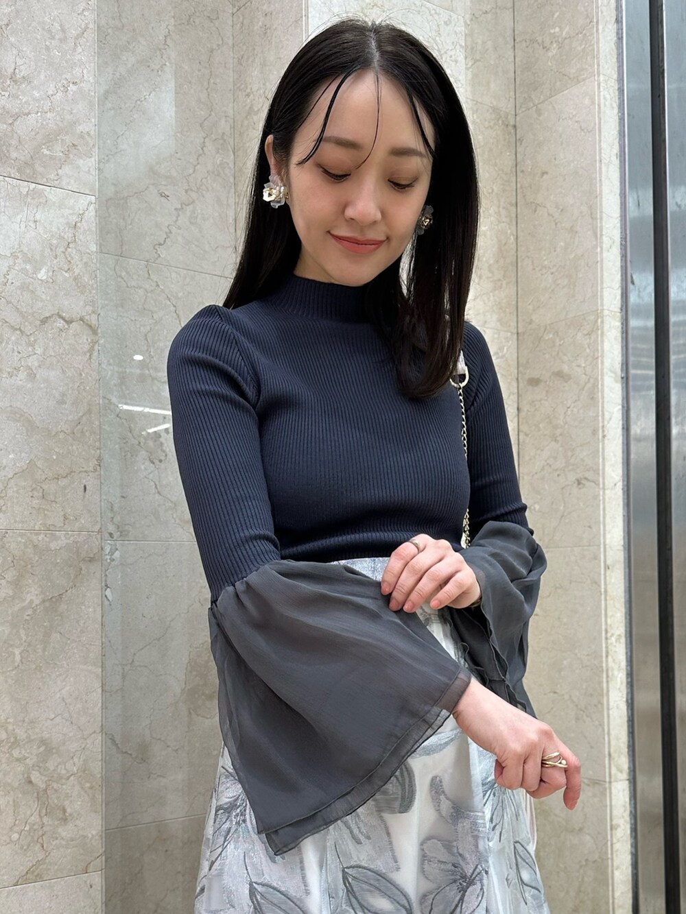 ブラウン系のブーツ、ピンク系のショルダーバッグ、グレー系のニット/セーターを着用したレディースの春コーディネートの5枚目の写真