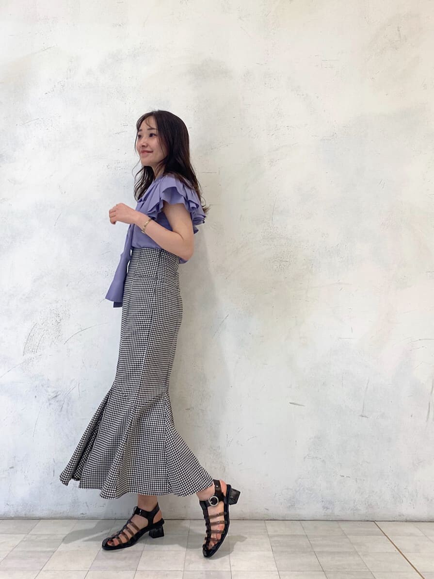 ブラック系のサンダル、ブルー系のシャツ/ブラウス、その他のスカートを着用したレディースの春コーディネートの4枚目の写真