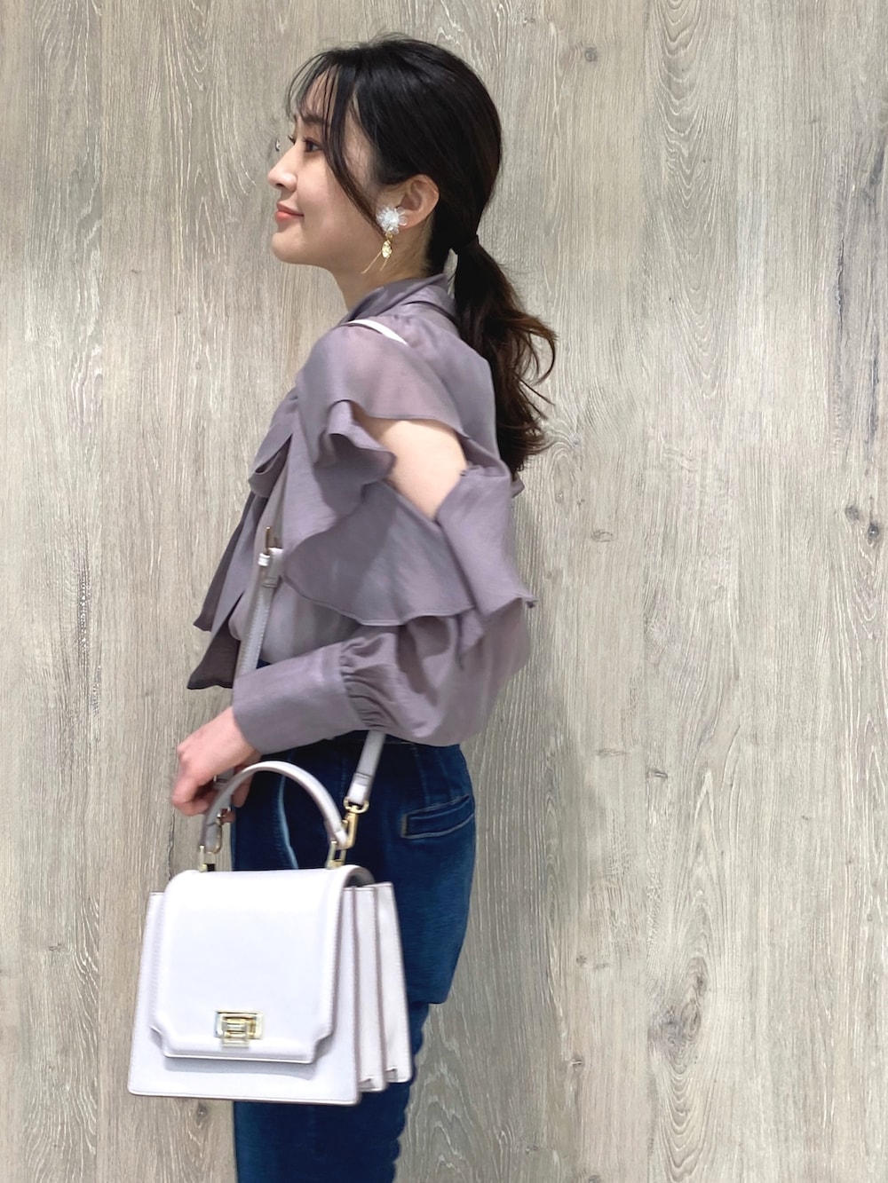 パープル系のシャツ/ブラウス、ホワイト系のチューブトップ、ピンク系のハンドバッグを着用したレディースの冬コーディネートの6枚目の写真