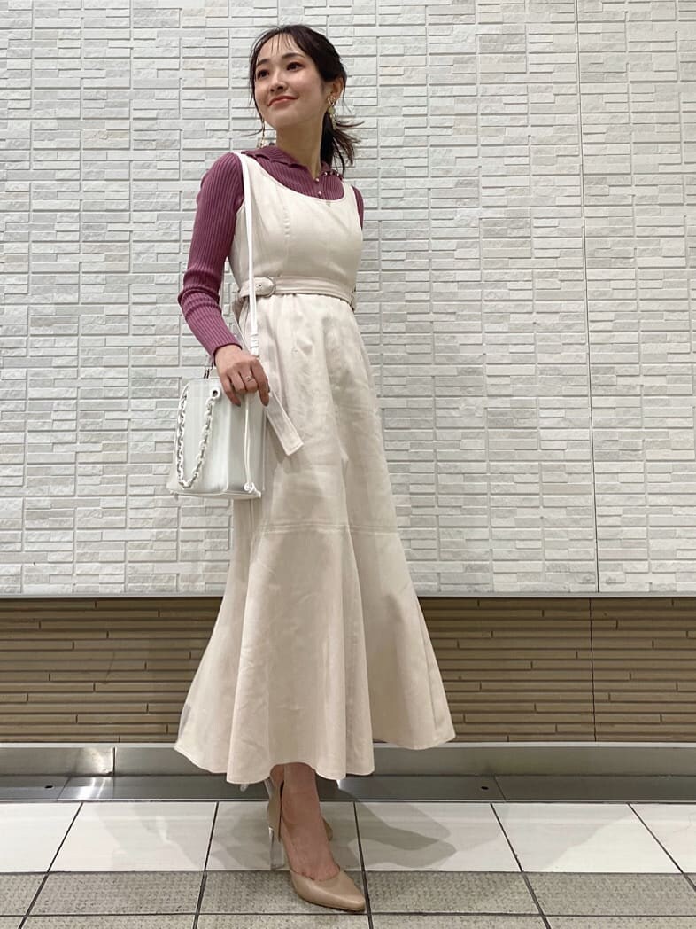 ベージュ系のパンプス、ホワイト系のワンピース、ピンク系のニット/セーターを着用したレディースの冬コーディネートの5枚目の写真