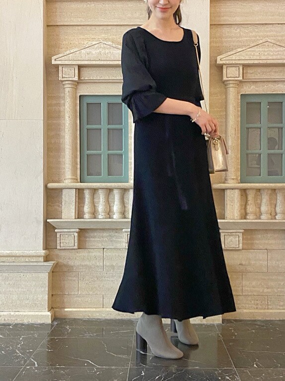 ブラック系のワンピース、その他のイヤリング、その他のストール/ショールを着用したレディースの冬コーディネートの3枚目の写真