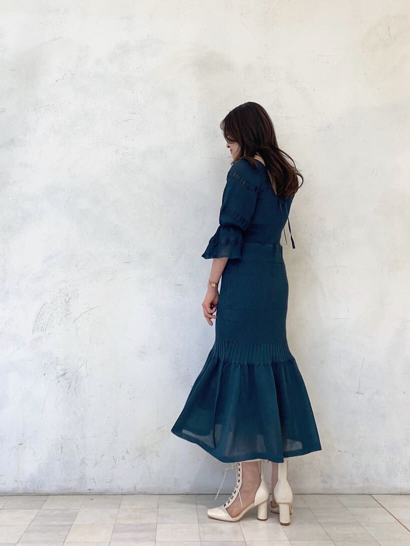 ブラック系のTシャツ/カットソー、グリーン系のワンピース、ホワイト系のその他シューズを着用したレディースの冬コーディネートの7枚目の写真