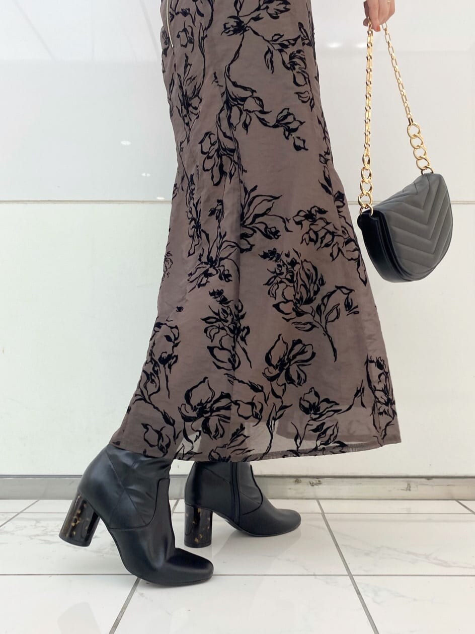 ブラウン系のスカート、ブラック系のニット/セーター、ブラック系のハンドバッグを着用したレディースの夏コーディネートの9枚目の写真