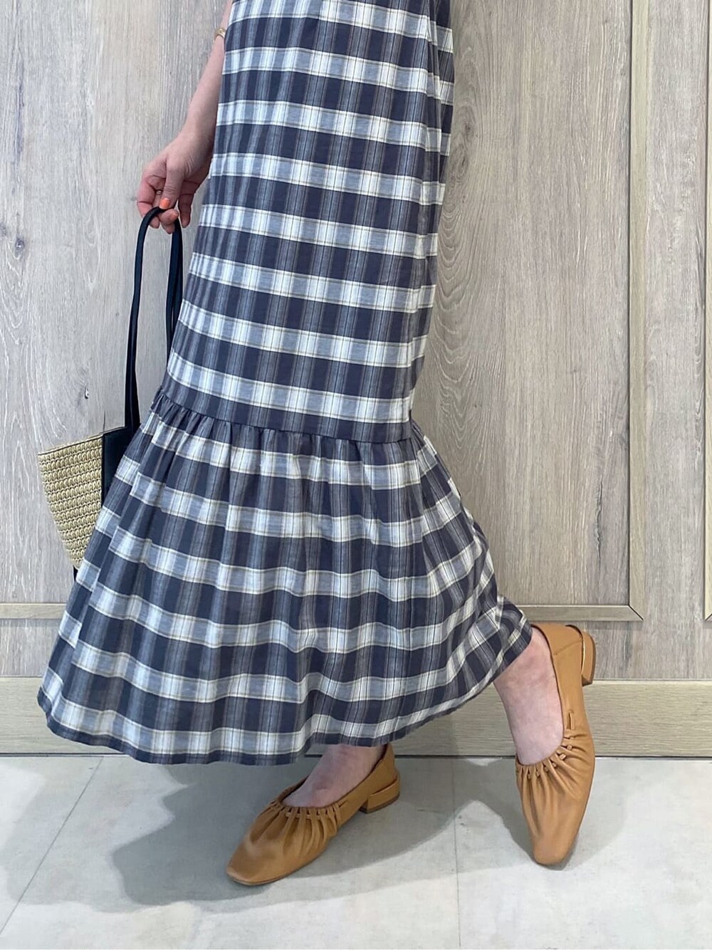 ブラウン系のパンプス、その他のワンピース、ブラック系のトートバッグを着用したレディースの春コーディネートの6枚目の写真