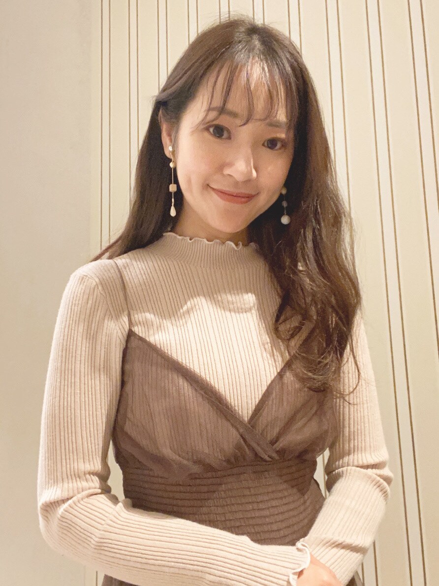 ブルー系のデニムパンツを着用したレディースの冬コーディネートの3枚目の写真