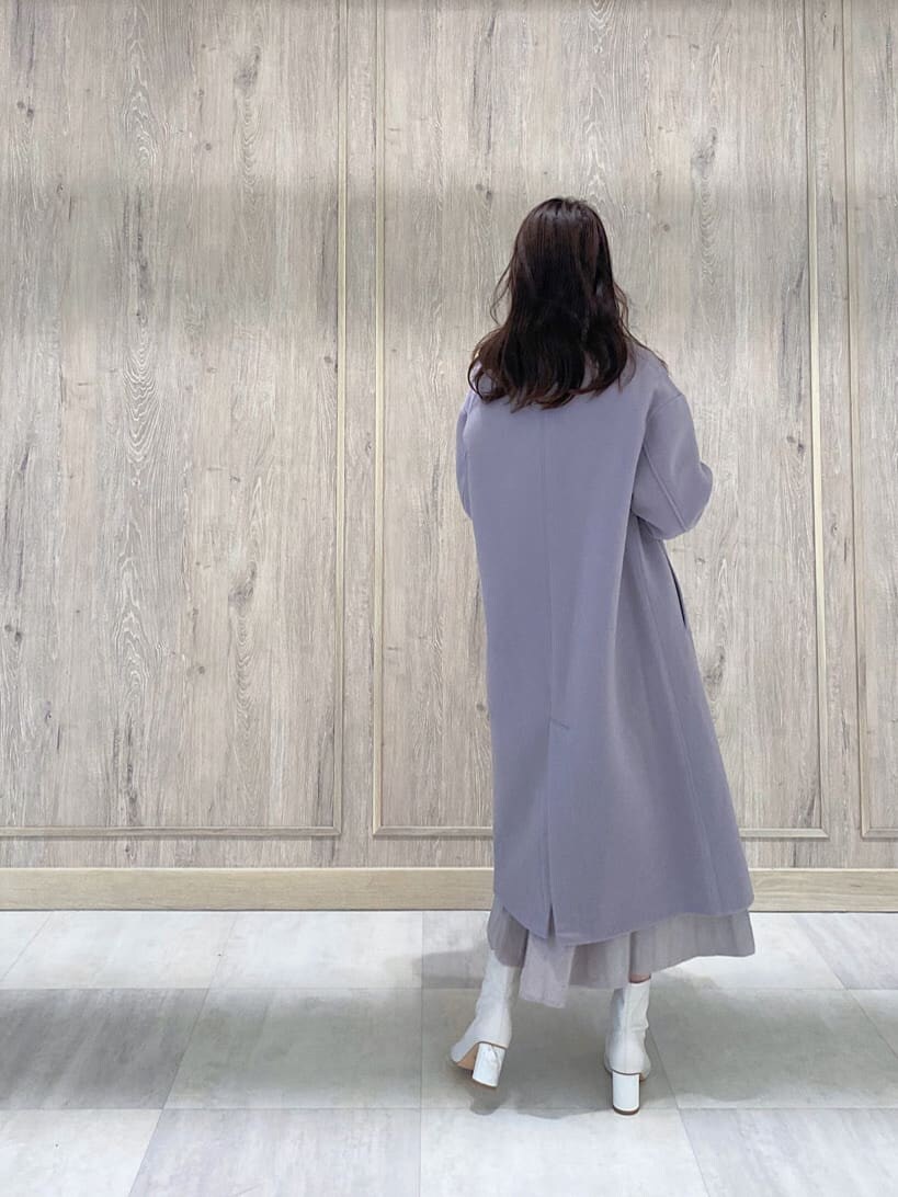 ホワイト系のその他シューズ、ピンク系のチェスターコート、ベージュ系のワンピースを着用したレディースの秋コーディネートの3枚目の写真