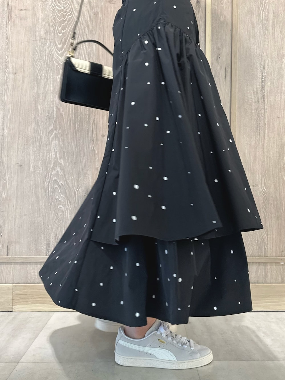 ピンク系のニット/セーター、その他のスカート、ブラック系のハンドバッグを着用したレディースの春コーディネートの7枚目の写真