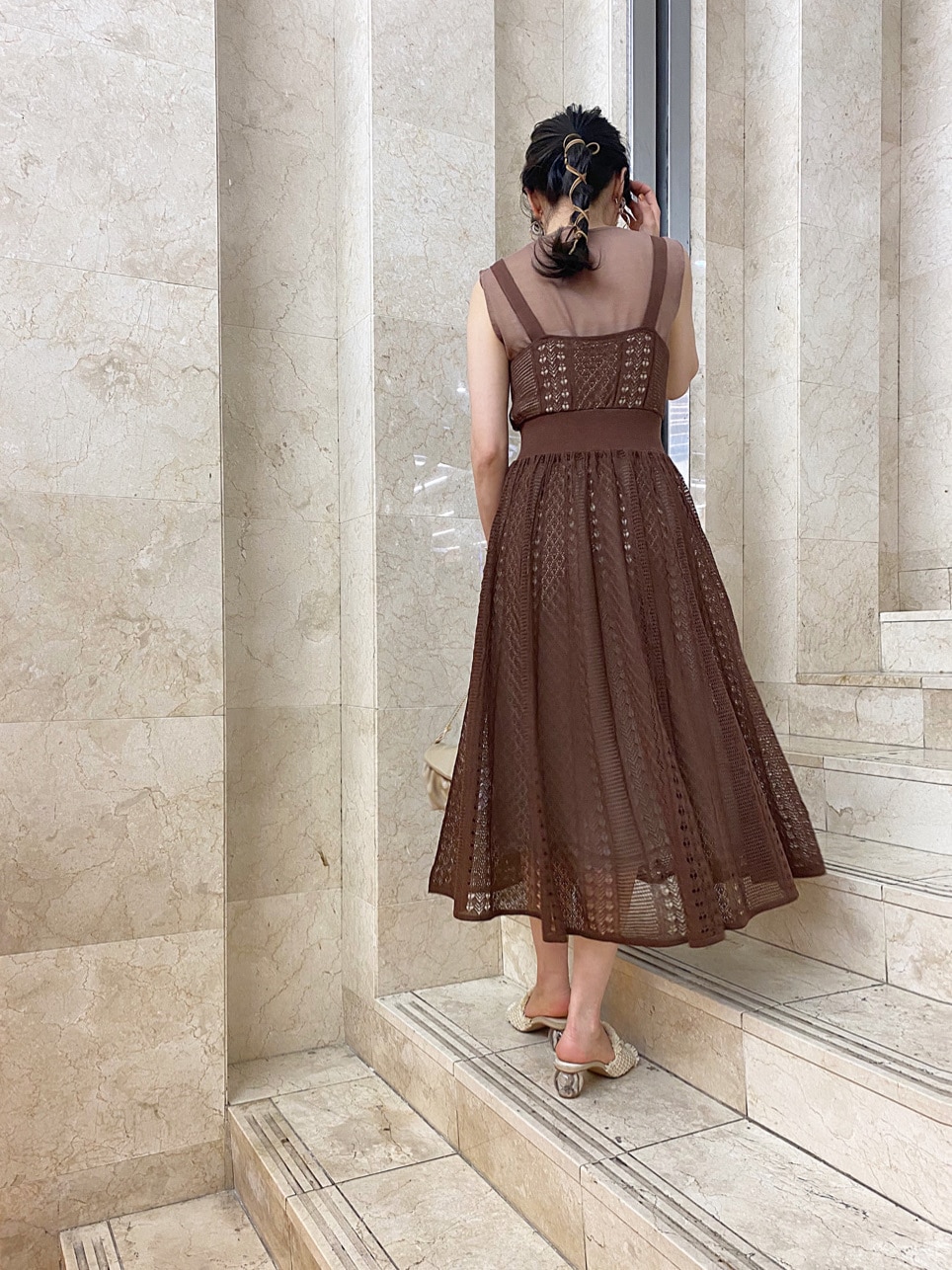 ベージュ系のキャミソール、ホワイト系のサンダル、ブラウン系のワンピースを着用したレディースの春コーディネートの4枚目の写真