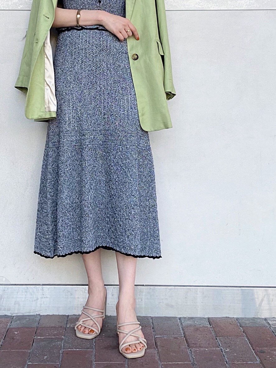 ブラック系のTシャツ/カットソー、イエロー系のテーラードジャケット、その他のワンピースを着用したレディースの春コーディネートの2枚目の写真