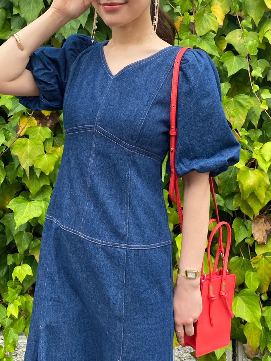 その他のサンダル、ブルー系のワンピース、レッド系のハンドバッグを着用したレディースの夏コーディネートの6枚目の写真