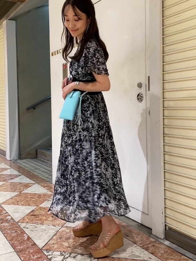 グリーン系のショルダーバッグ、その他のサンダル、ブラック系のワンピースを着用したレディースの夏コーディネートの2枚目の写真