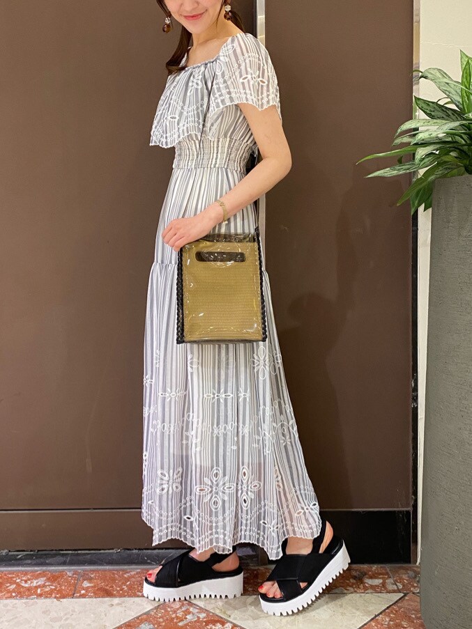 ブラック系のハンドバッグを着用したレディースの夏コーディネートの3枚目の写真