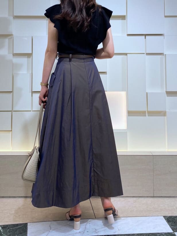 ブラック系のニット/セーター、ベージュ系のトートバッグ、ブラウン系のスカートを着用したレディースの夏コーディネートの8枚目の写真