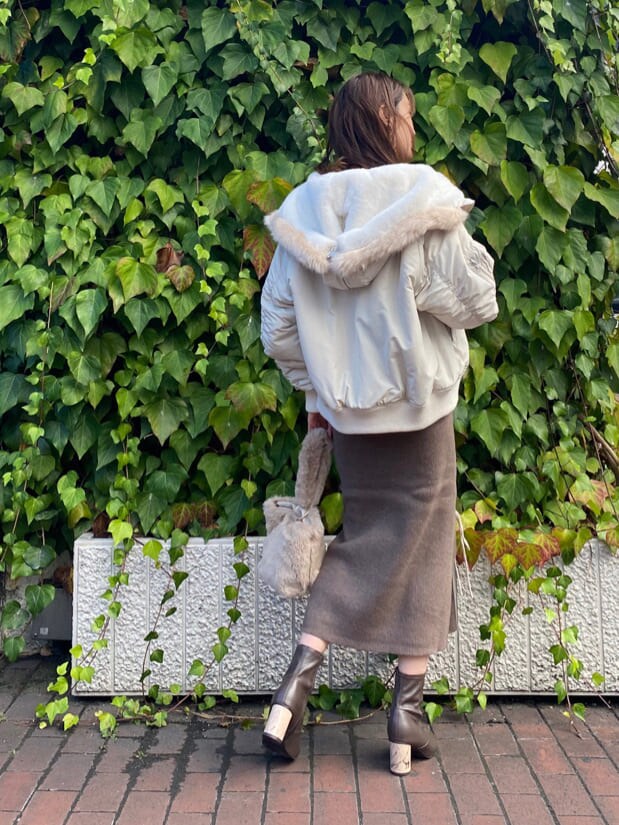 ブラウン系のその他シューズ、ブラウン系のワンピース、ホワイト系のブルゾンを着用したレディースの秋コーディネートの4枚目の写真