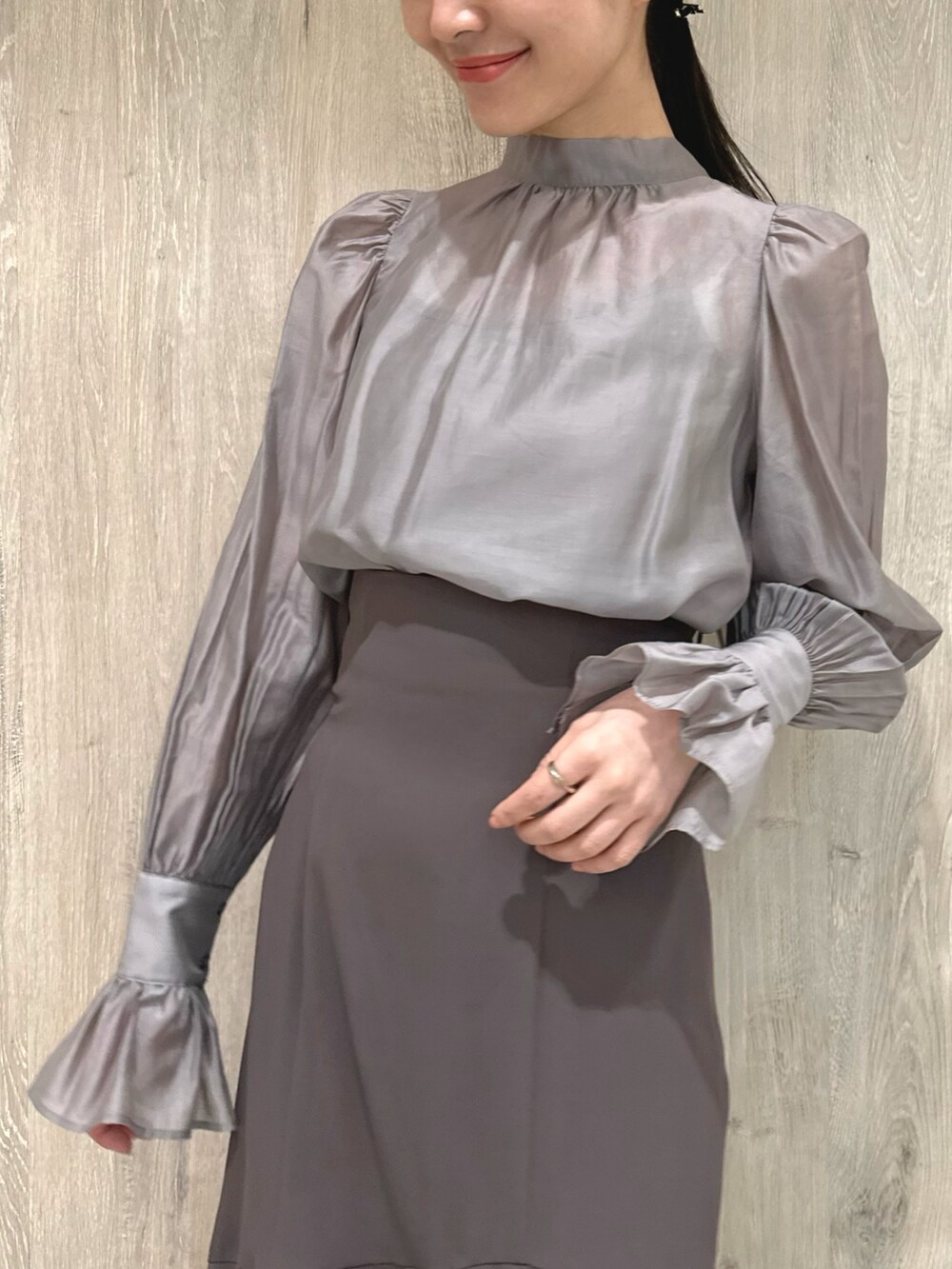 ホワイト系のブーツ、グレー系のシャツ/ブラウス、ブラウン系のスカートを着用したレディースの冬コーディネートの7枚目の写真