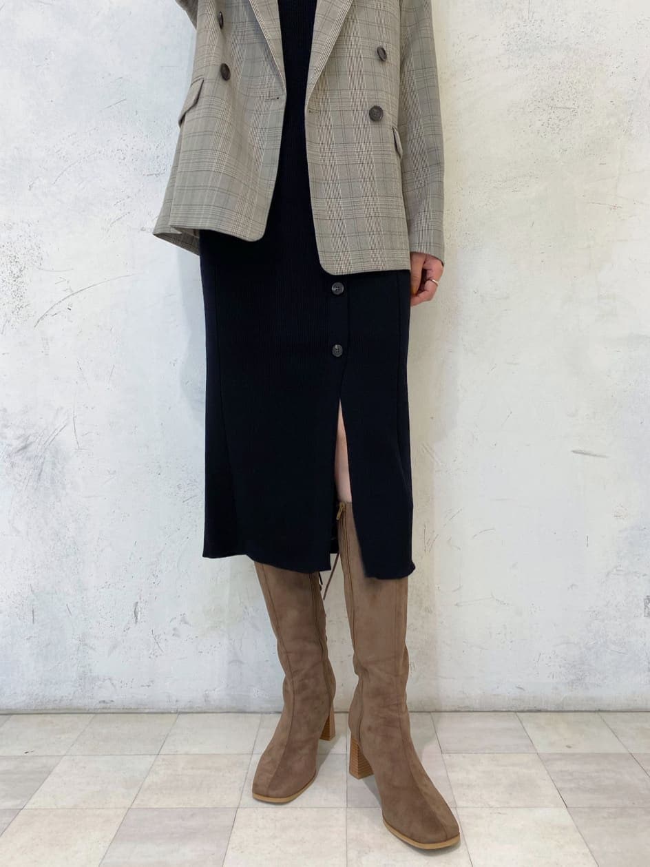 ブラウン系のブーツ、その他のテーラードジャケット、ブラック系のワンピースを着用したレディースの秋コーディネートの4枚目の写真