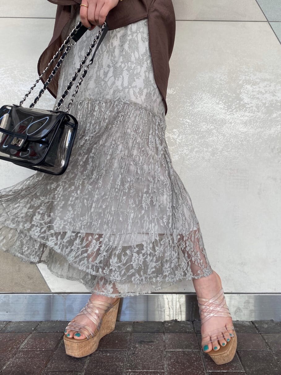 その他のサンダル、ブラック系のショルダーバッグ、ブラック系のキャミソールを着用したレディースの春コーディネートの4枚目の写真