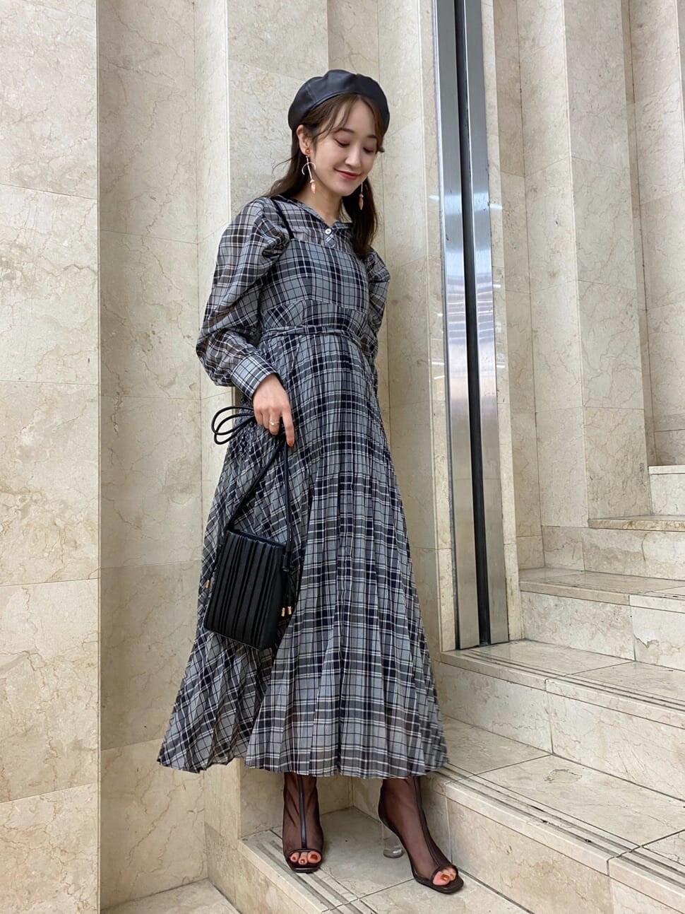 ブラック系のワンピース、ブラウン系のその他シューズ、ブラック系のシャツ/ブラウスを着用したレディースの夏コーディネートの6枚目の写真