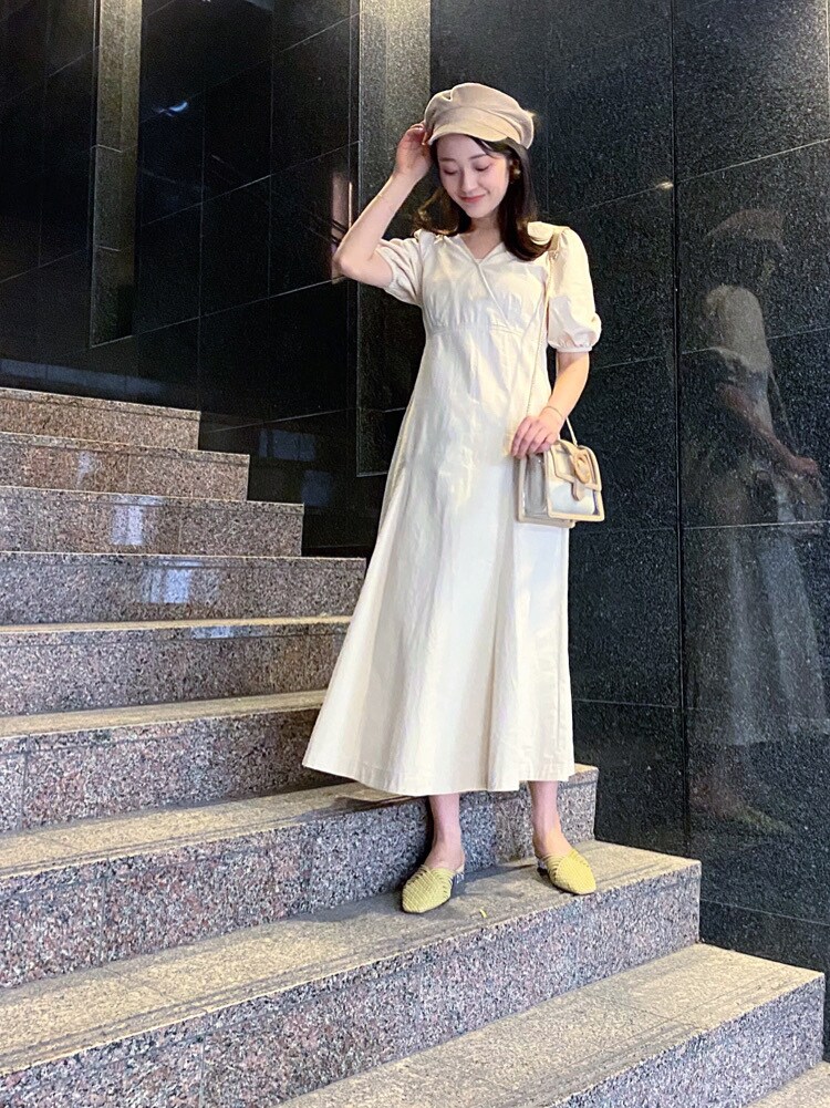 ホワイト系のTシャツ/カットソー、ホワイト系のワンピース、イエロー系のサンダルを着用したレディースの冬コーディネートの2枚目の写真