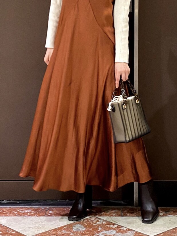 ベージュ系のブルゾン、ホワイト系のニット/セーター、ゴールド系のイヤリングを着用したレディースの秋コーディネートの6枚目の写真
