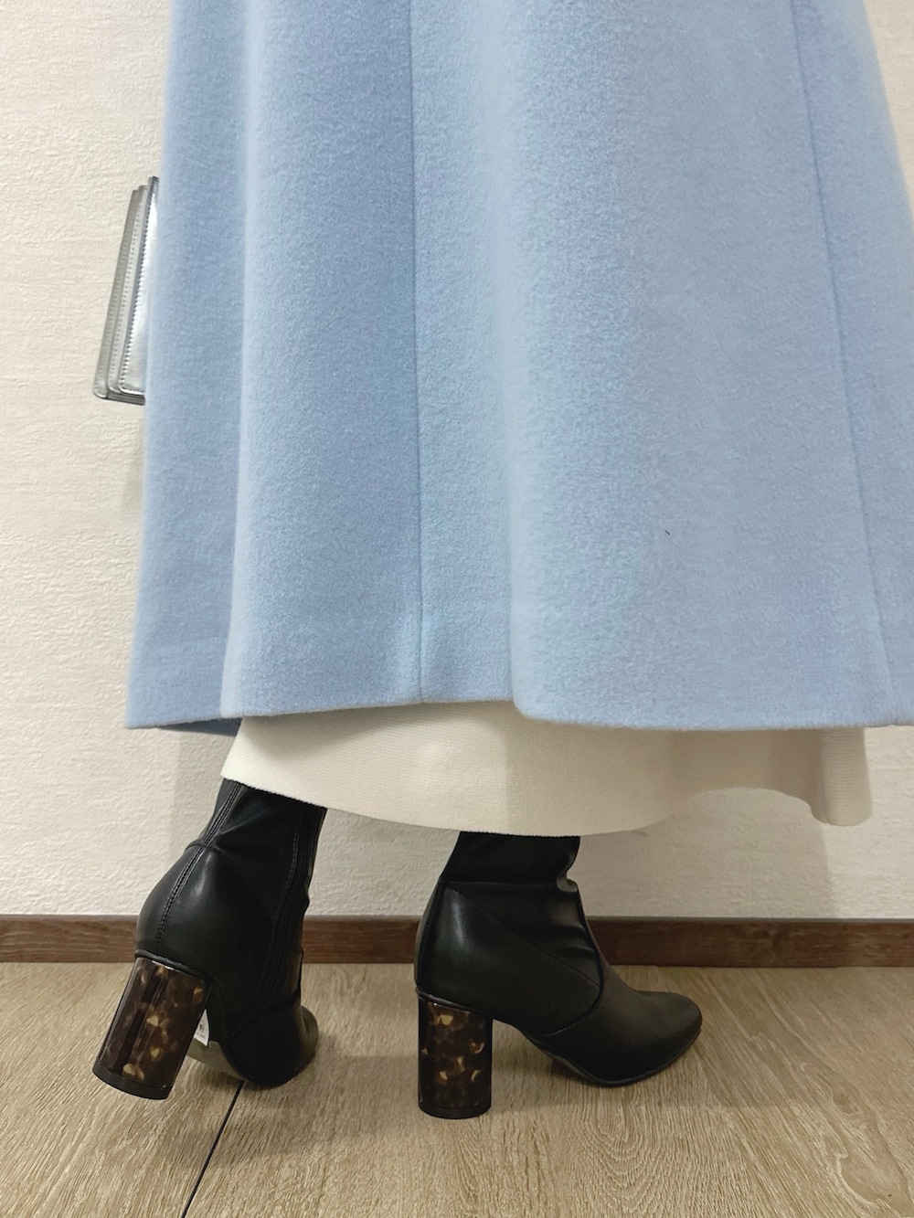 ブラック系のブーツ、シルバー系のハンドバッグ、ホワイト系のワンピースを着用したレディースの秋コーディネートの10枚目の写真