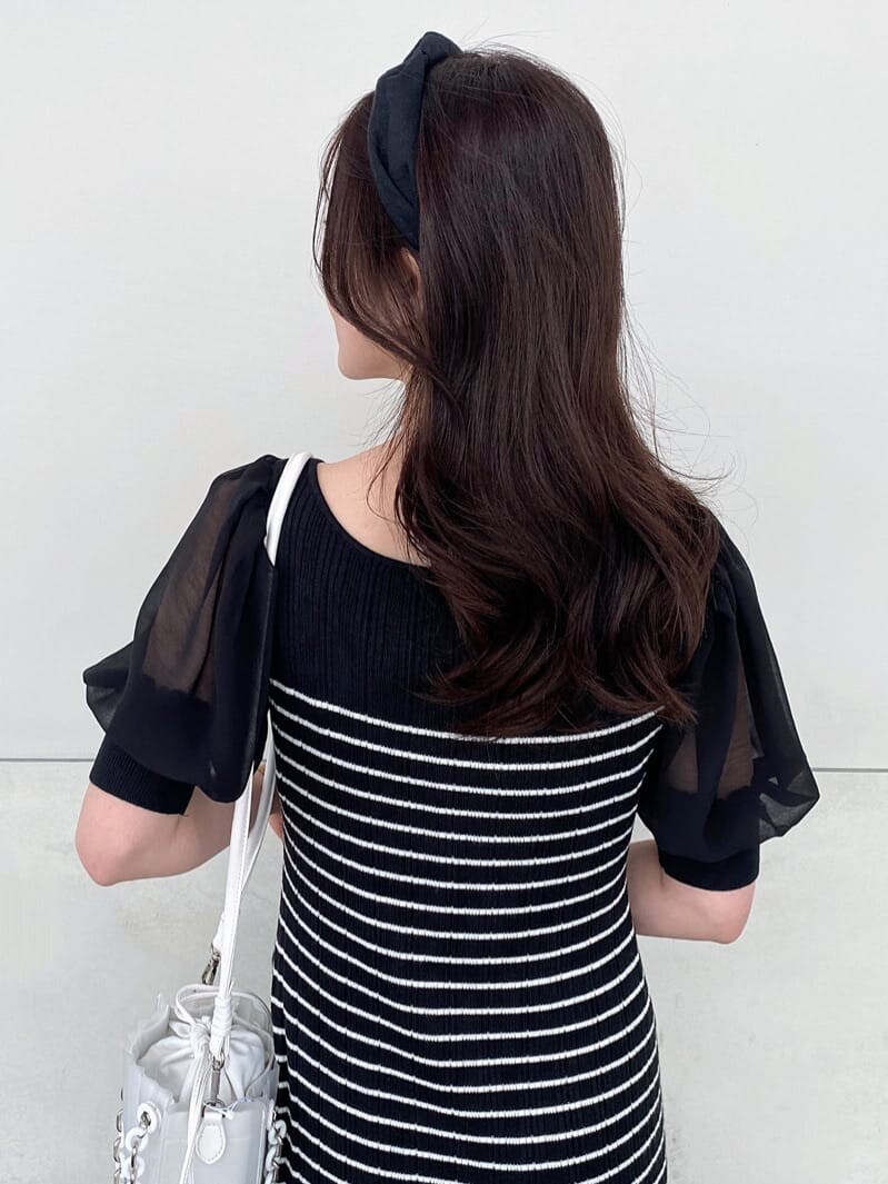 ブラック系のTシャツ/カットソー、ホワイト系のハンドバッグ、その他のサンダルを着用したレディースの春コーディネートの9枚目の写真