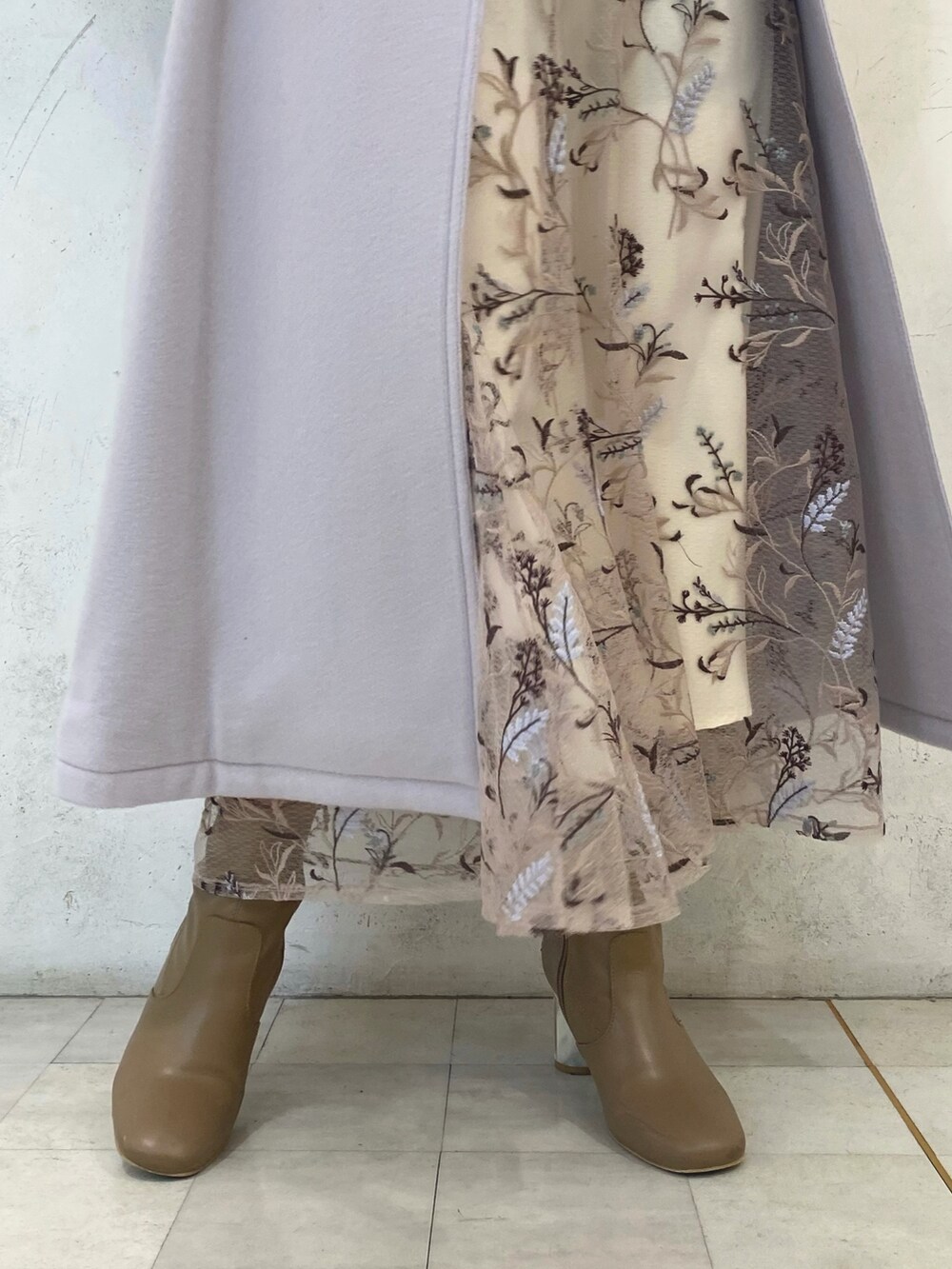 ブラウン系のニット/セーター、グレー系のその他アウター、ベージュ系のブーツを着用したレディースの秋コーディネートの8枚目の写真