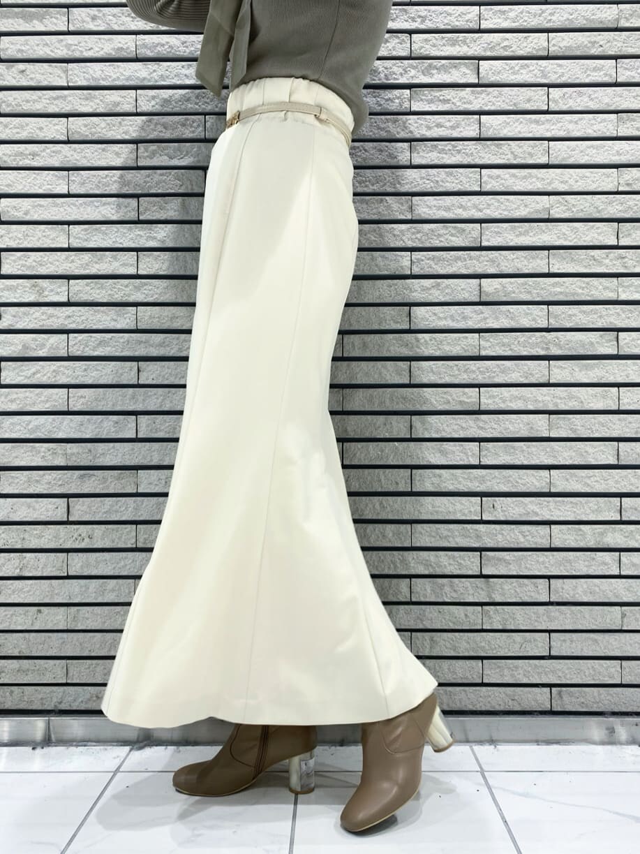 ホワイト系のスカート、ホワイト系のスカート、ベージュ系のブーツを着用したレディースの秋コーディネートの7枚目の写真