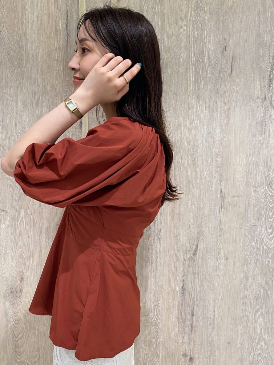 ベージュ系のキャミソール、ブラウン系のサンダル、ブラウン系のシャツ/ブラウスを着用したレディースの夏コーディネートの5枚目の写真