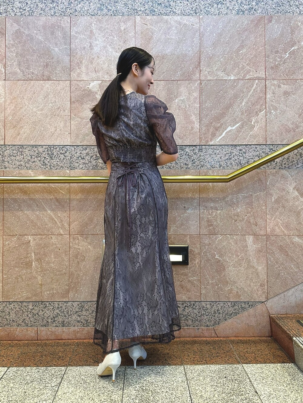 パープル系のシャツ/ブラウス、シルバー系のハンドバッグ、シルバー系のパンプスを着用したレディースの冬コーディネートの4枚目の写真