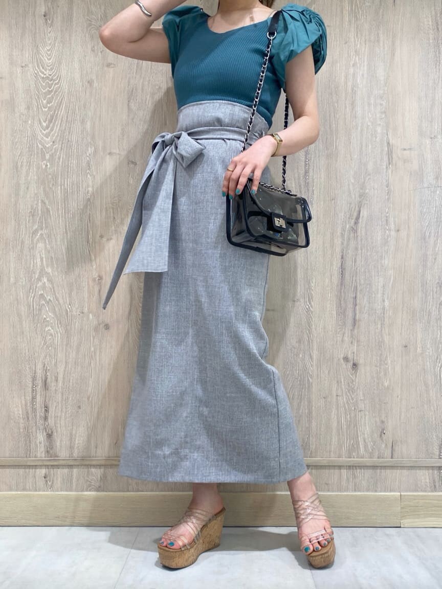 その他のサンダル、ブラック系のショルダーバッグ、ベージュ系のキャミソールを着用したレディースの夏コーディネートの3枚目の写真