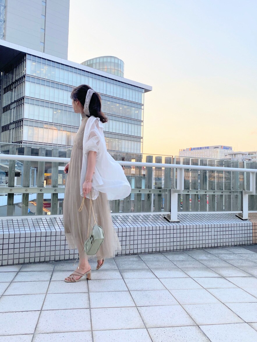 ホワイト系のシャツ/ブラウス、ベージュ系のワンピース、ベージュ系のサンダルを着用したレディースの春コーディネートの3枚目の写真