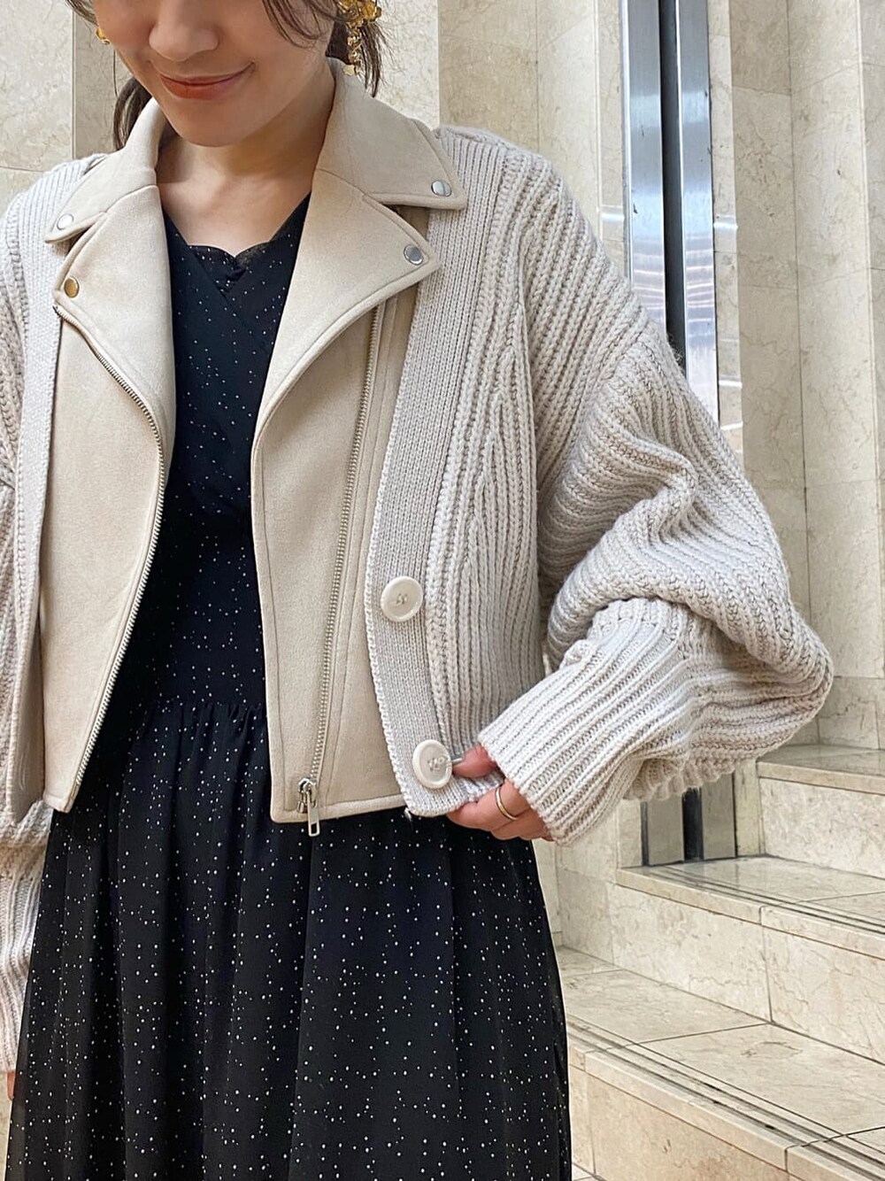 ベージュ系のハンドバッグ、ホワイト系のテーラードジャケット、ベージュ系のブーツを着用したレディースの秋コーディネートの4枚目の写真