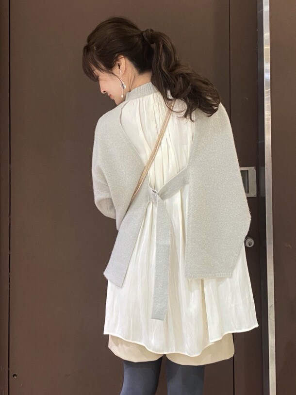 ホワイト系のその他パンツ、ベージュ系のハンドバッグ、グリーン系のニット/セーターを着用したレディースの冬コーディネートの5枚目の写真