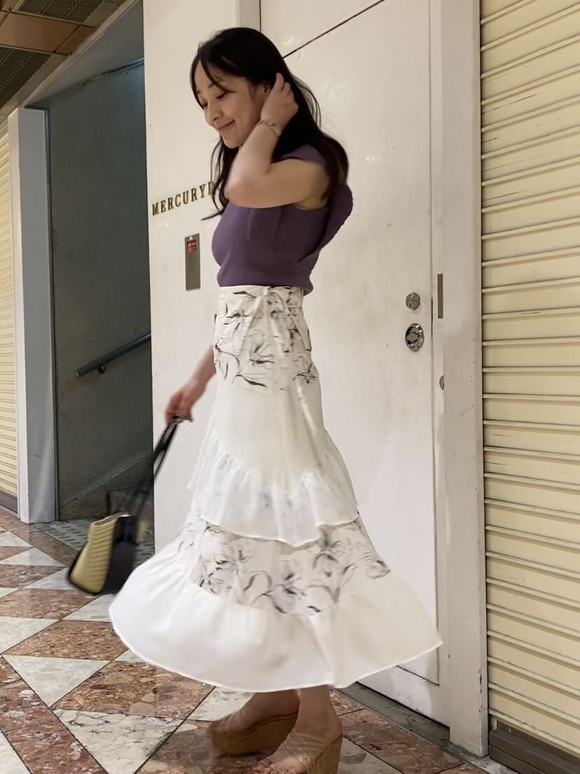 その他のサンダル、ブラック系のトートバッグ、パープル系のニット/セーターを着用したレディースの夏コーディネートの3枚目の写真