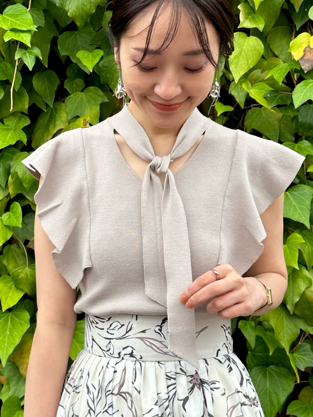 ブラウン系のサンダル、ホワイト系のスカート、ピンク系のニット/セーターを着用したレディースの夏コーディネートの5枚目の写真