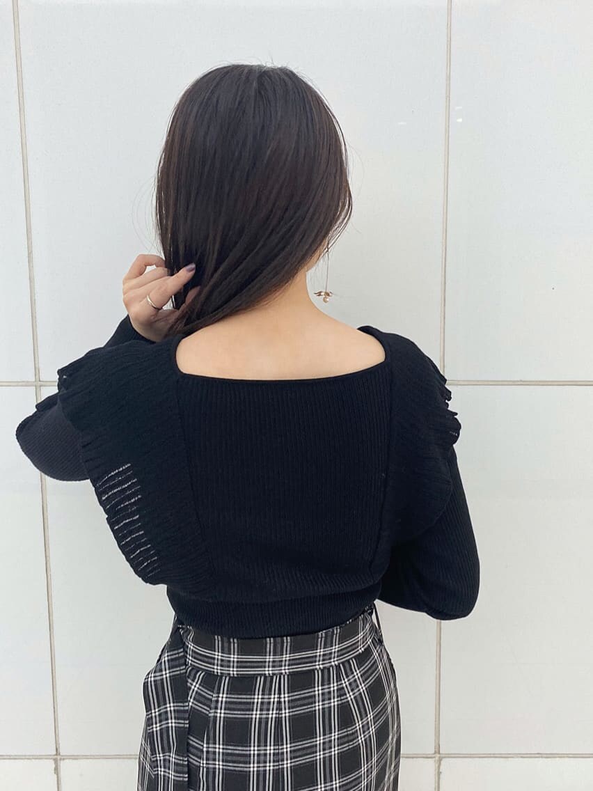 ブラック系のニット/セーター、ブラック系のその他シューズ、ブラック系のスカートを着用したレディースの秋コーディネートの6枚目の写真