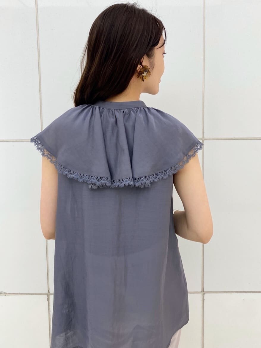 ブラック系のキャミソール、ブラック系のサンダル、ブラック系のショルダーバッグを着用したレディースの夏コーディネートの7枚目の写真