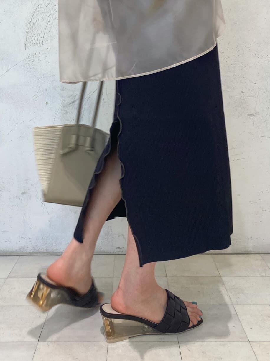 ブラウン系のサンダル、ブラック系のワンピース、ブラック系のキャミソールを着用したレディースの春コーディネートの3枚目の写真