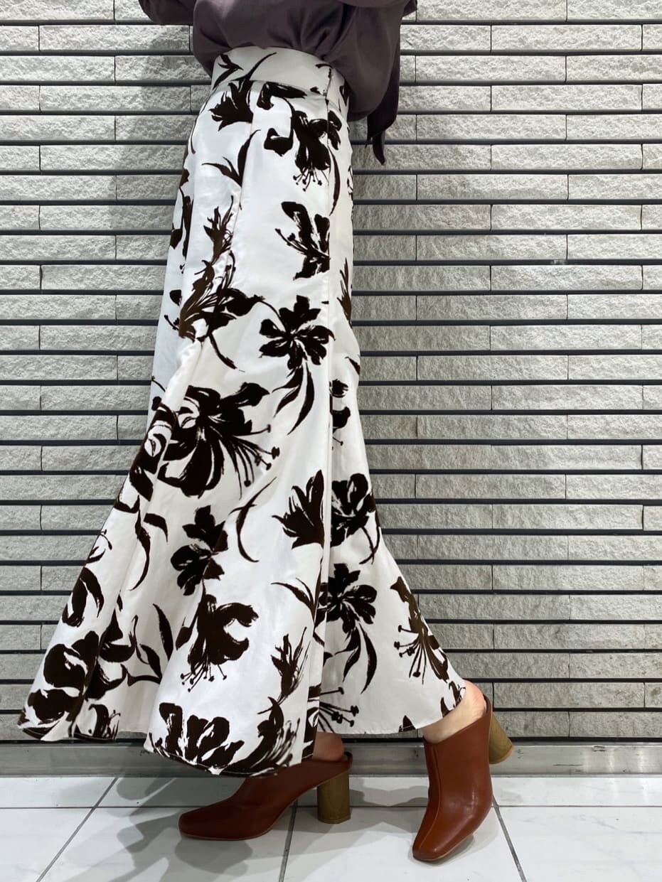 ブラウン系のサンダル、ブラウン系のシャツ/ブラウス、ホワイト系のスカートを着用したレディースの夏コーディネートの9枚目の写真