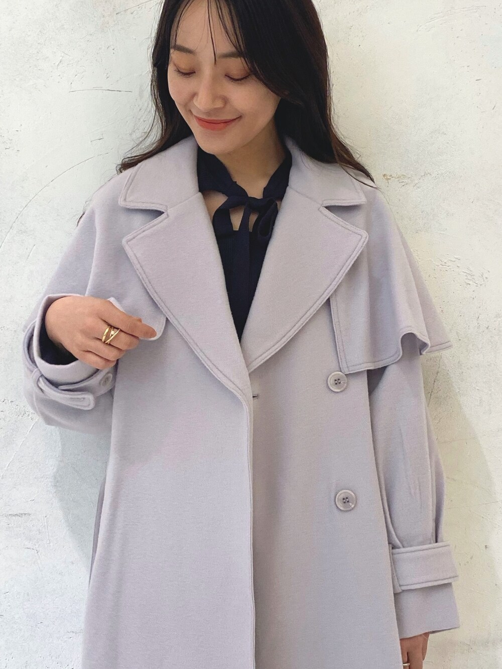 ブラウン系のニット/セーター、グレー系のその他アウター、ベージュ系のブーツを着用したレディースの秋コーディネートの4枚目の写真