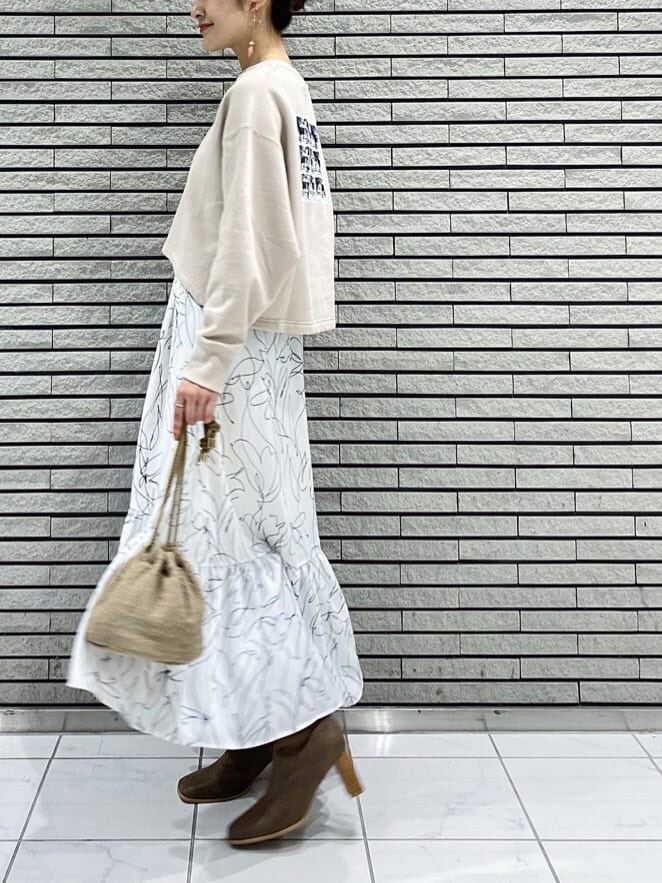 ベージュ系のハンドバッグ、ベージュ系のTシャツ/カットソー、ブルー系のワンピースを着用したレディースの秋コーディネートの7枚目の写真