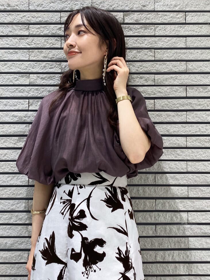 ブラウン系のサンダル、ブラウン系のシャツ/ブラウス、ホワイト系のスカートを着用したレディースの夏コーディネートの5枚目の写真