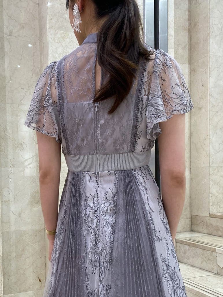 ベージュ系のパンプス、ホワイト系のTシャツ/カットソー、パープル系のワンピースを着用したレディースの夏コーディネートの6枚目の写真