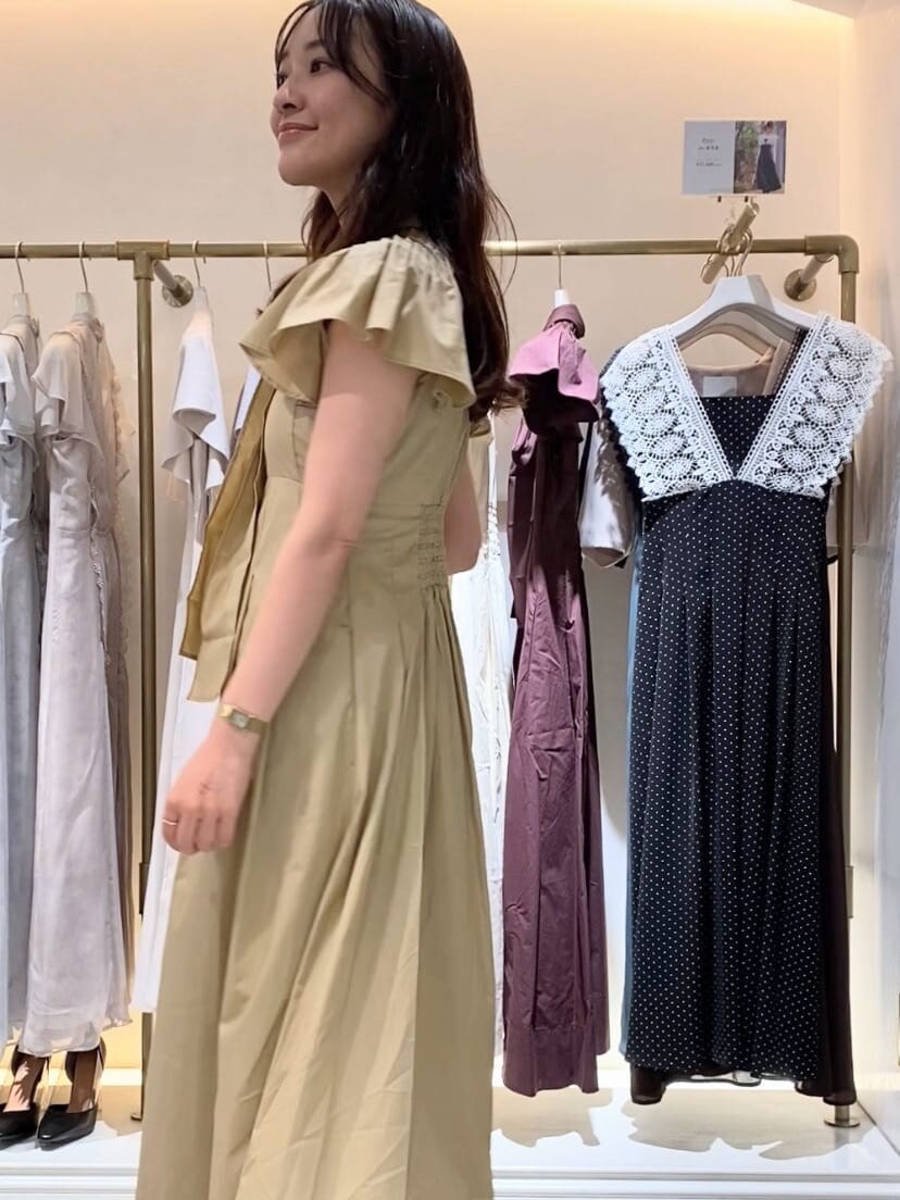 その他のサンダル、ベージュ系のワンピースを着用したレディースの夏コーディネートの3枚目の写真