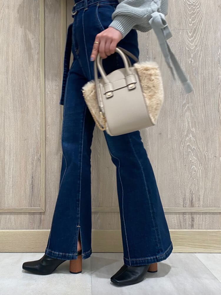 ブラック系のサンダル、ホワイト系のTシャツ/カットソー、ブルー系のデニムパンツを着用したレディースの夏コーディネートの8枚目の写真